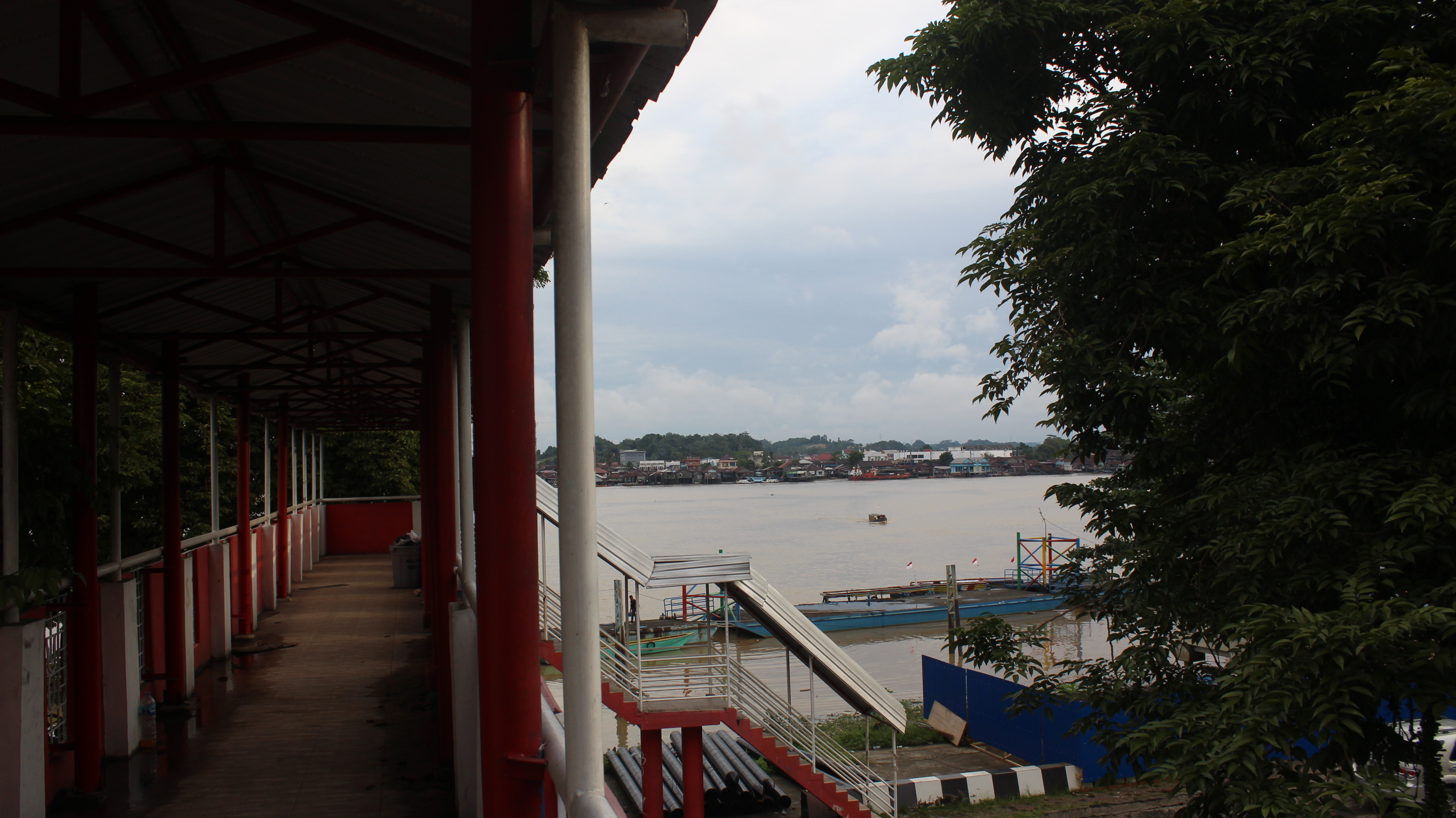 Sungai Mahakam dari jembatan penyebrangan